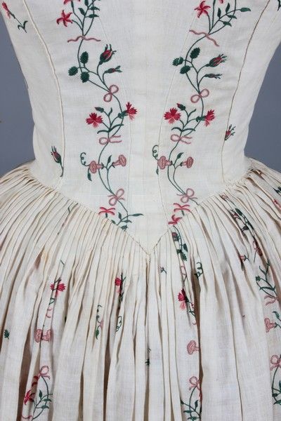 An embroidered lawn robe l'Anglaise, circa 1770-80, delicately embroidered in chain stitch (tambour…