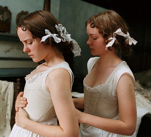 Jena Malone (Lydia Bennet) & Carey Mulligan (Kitty Bennet) in Pride & Prejudice (2005)