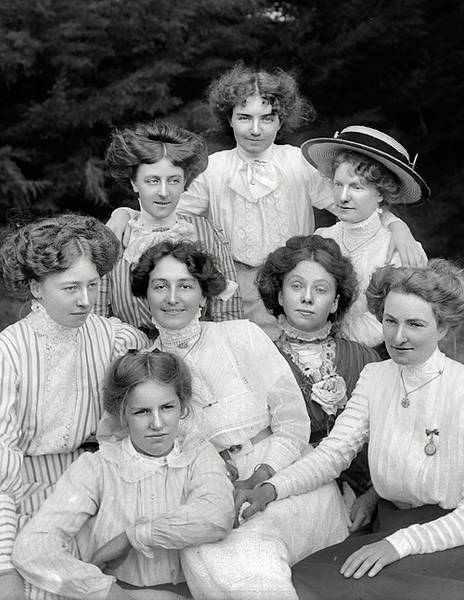 Girlfriends, New Zealand circa 1905.