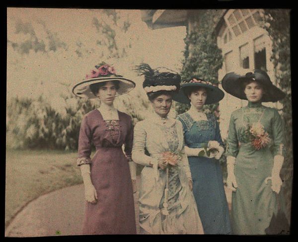Autochrome - Mary Gullick, Zoe Gullick, Marjory Gullick, Chloe Gullick - outside Altoncourt, Killar…