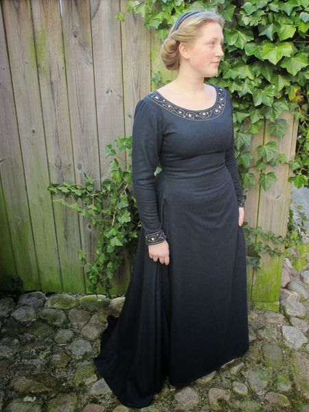 A Most Peculiar Mademoiselle: Pre-Raphaelite Medieval-ish Dress