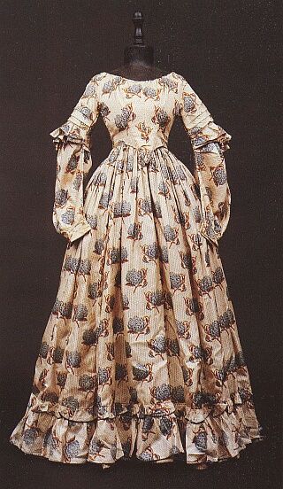 1830 extant gown, tucks on sleeve