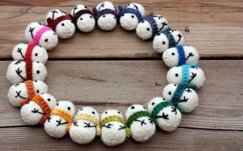 snow men  Pattern: http://mochimochiland.com/shop/teeny-tiny-mochimochi-snowmen-pattern/