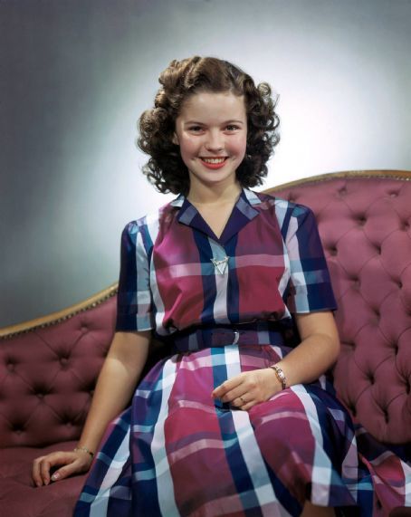 Shirley Temple sporting a plaid dress, ca. 1942. #vintage #1940s #actresses