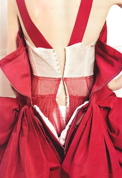 Interior bones of a vintage Christian Dior dress. Look at this level of detail! It's constructed so…