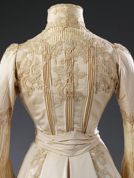 Wedding dress Place of origin: London, England (made) Date: 1902 (made) 18 June 1902 (worn) Artist/…