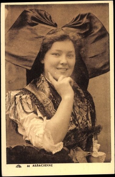 Postcard Portrait d'une Alsacienne dans sa costume | akpool.co.uk 1932