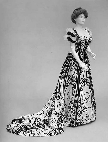 Beautiful House of Worth 1898-1900 Black & White gown.