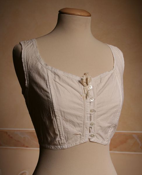 1910's brassiere from http://www.abitiantichi.it/collezione/busti/reggipetto1.html