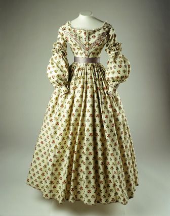 Printed wool challis dress with detatchable sleeves ca 1838