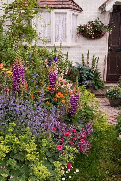 Oooo, there's something about those crazy lush cottage gardens...