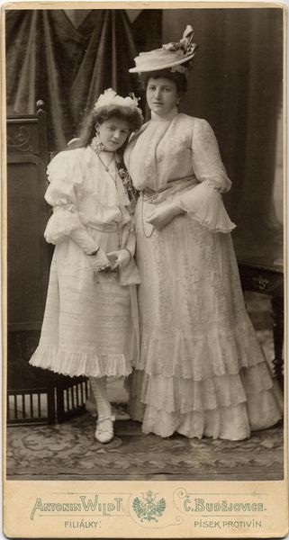 Edwardian fashions. Cabinet card circa 1905.