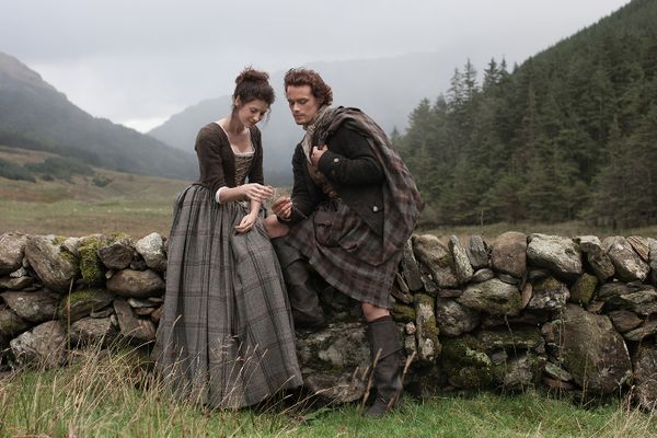 Claire Randall (Caitriona Balfe), Jamie Fraser (Sam Heughan) Outlander