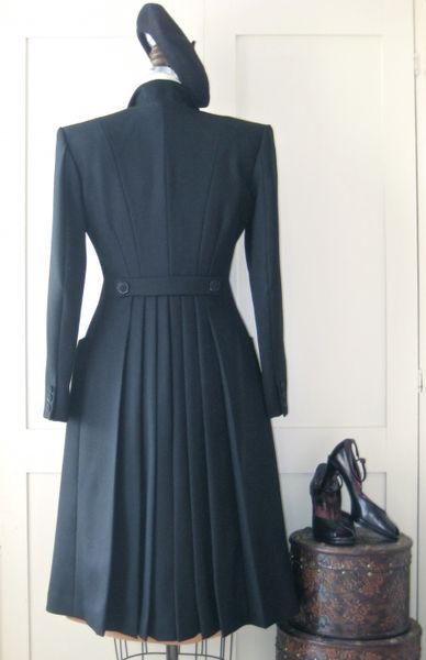 A timelessly beautiful 1940s pleated coat from Sew Vera Venus. #vintage #1940s #coats #fashion