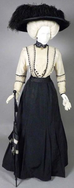 Black silk faille and cream silk afternoon dress with net and lace trim, 1907-08. From 1907-11, dre…