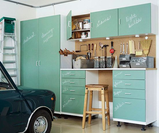 Chalkboard paint on the cabinets...brilliant!