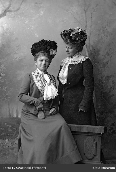 1902- Edwardian fashion.