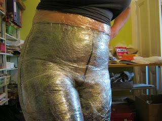 so-so sewist: Jalie jeans 2908 saran wrap muslin part 2 [Cellophane wrapping to get a trousers / je…