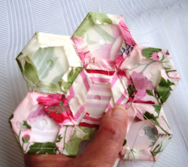 The Scrappy Appleyard: Tutorial-Piecing Grandmother's Flower Garden with Mylar Templates!!