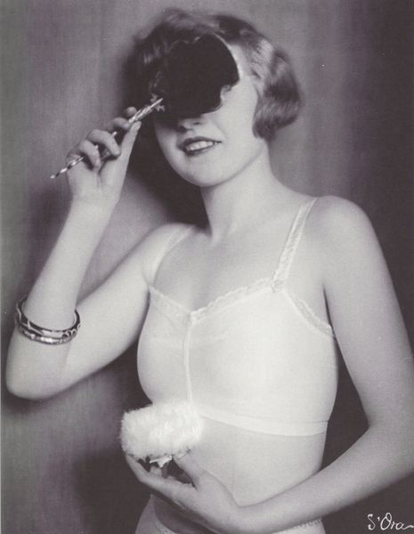 Madame d’Ora- Soutien-gorge de l’atelier Zwieback-Moden, 1926