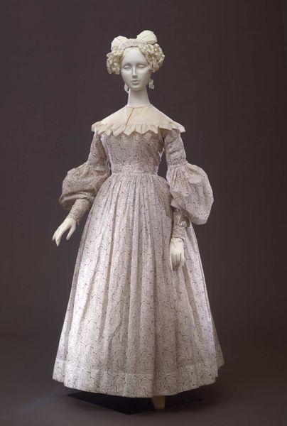 Day dress in cotton batiste printed in lily “marbré” pattern; French manifacture,  1835-1838 c…