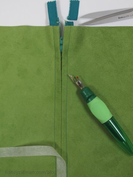 Insert a centered zipper in minutes with the help of tape and without using pins!