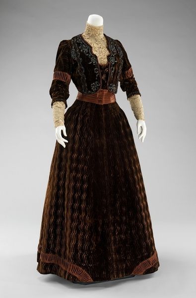 An amazing velvet dinner dress by Rouff from between 1900 and 1903.