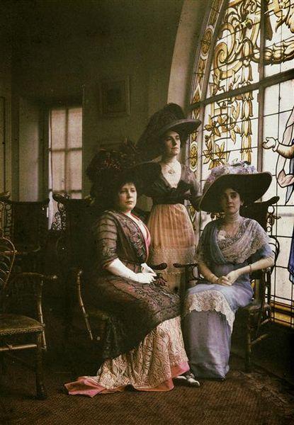 Henri Chouanard, Family portrait, 1907-10, Alinari archive [autochrome, early color photograph]