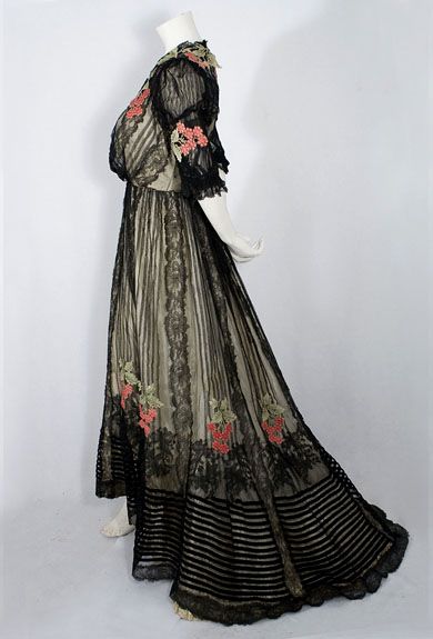 c. 1905 Chantilly lace gown