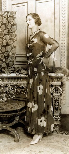 Damesmode. Mode van de Parijse ontwerper Paquin. Lange avondjurk van crêpe-georgette in een motief…