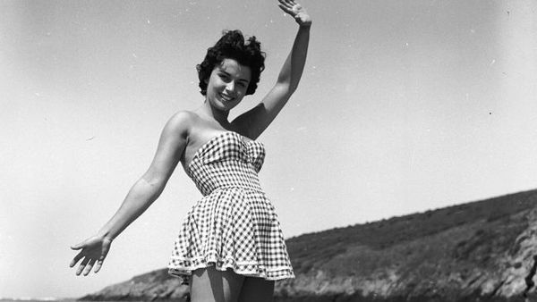 March 1956: A vacationer is seen on a Cornwall beach, England. (Ken Harding/BIPs/Getty Images)