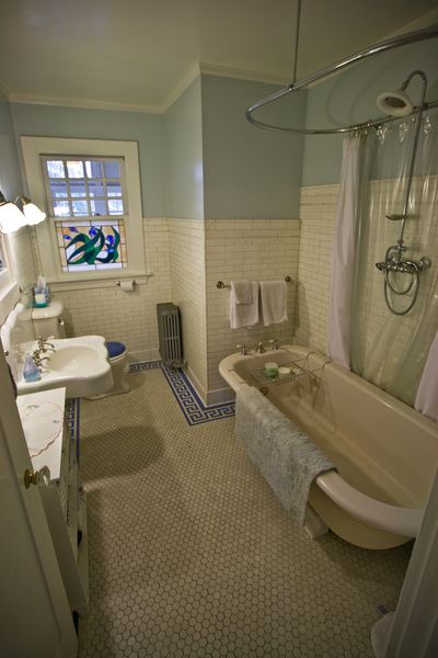 1910 gem of a Montlake Craftsman (in Seattle, WA): Upstairs bathroom with original tile and bathtub.