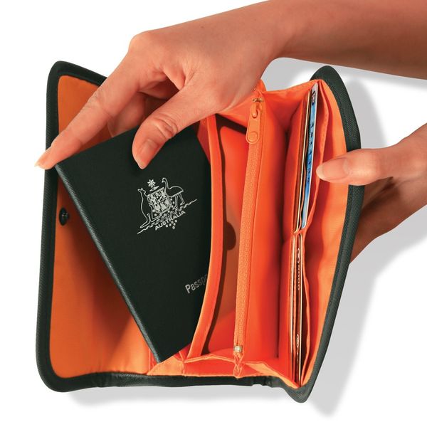 RFIDtec 250 RFID-blocking travel wallet