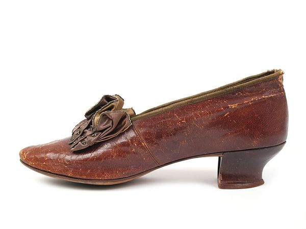 1860 Leather Shoes with Satin Bow on the Vamp.