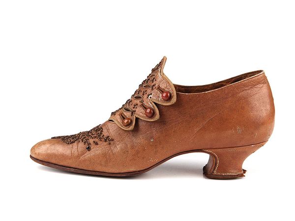 1905-10 French Tan pumps with low Louis heels