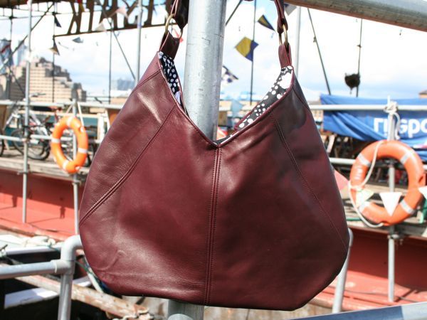 Hot Patterns Nairobi handbag: http://www.hotpatterns.com/products/HP-Vintage-HotPatterns-Hangbag-He…