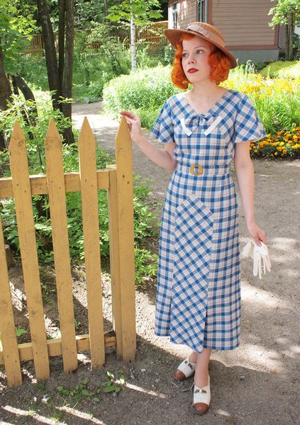 Thirties plaid summer dress perfection.     Love how the center panel and the sleeves are cut on th…