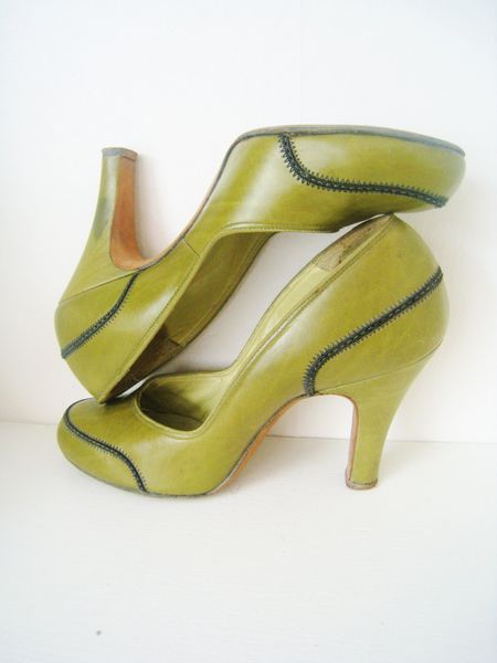 1940s Olive Leather Pumps (US 5.5 narrow), Vintage Heels, Pinup, Moss Green, Round toe, All leather…