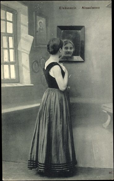 Postcard Elsässerin, Alsacienne, Tracht aus Elsaß Lothringen, Frau am Spiegel