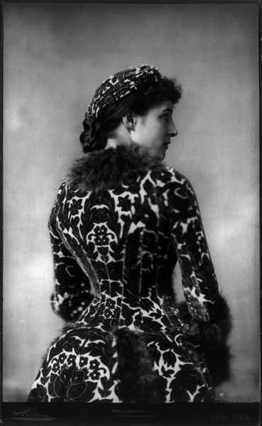 Lillie Langtry, 1882. Look at that matching along the seams.