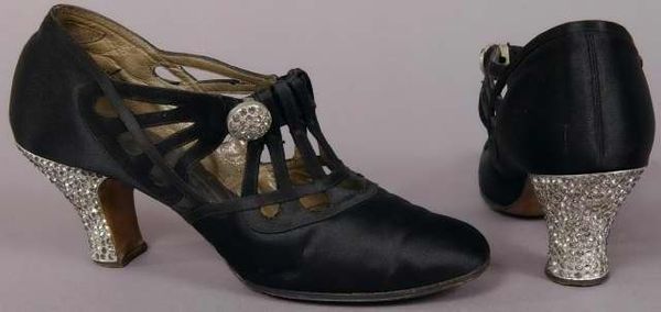 1921, American, made of satin and suede.