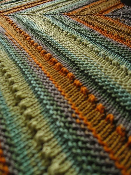 La La's simple shawl - free pattern. I like the look of the stitch pattern on this.