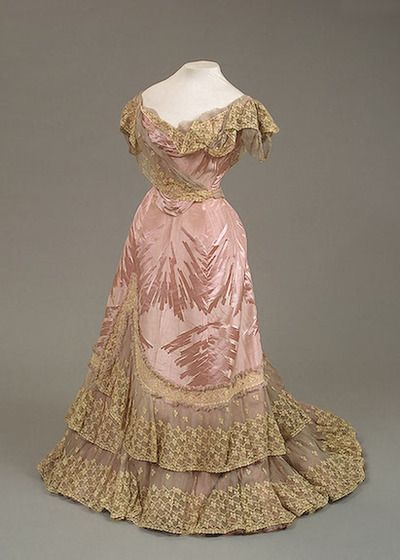 Dress worn by Empress Marie Feodorovna, by Worth, 1898.