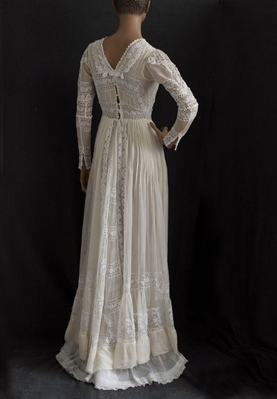 Edwardian Clothing at Vintage Textile: #7262 Lace wedding dress, c. 1910