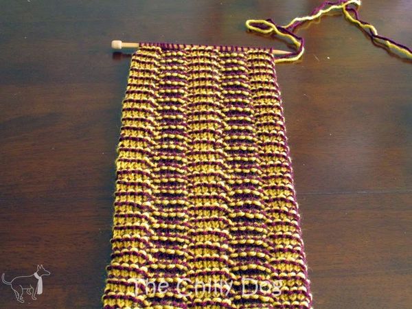 Check out this cool illusion scarf inspired by Gryffindor colors! @thechillydog use Lion Brand's Va…
