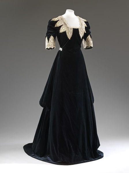 Evening Dress, John Redfern (born 1820 - died 1895): ca. 1909, silk velvet, chemical lace.