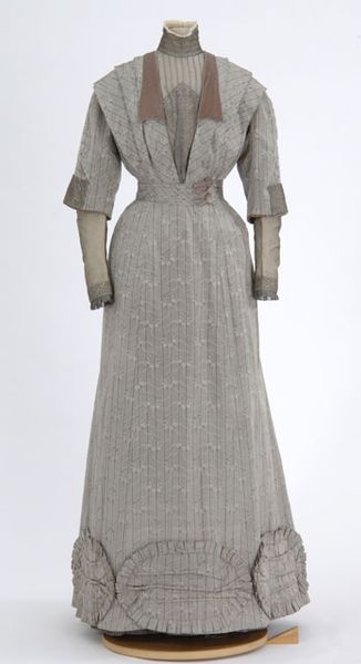 Dress of gray floral print silk made by Spettel sisters, St. Paul 1900-1909