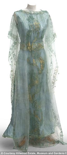 Optical illusion: A light green dress inspired by Mariano Fortuny and a 1908 Callot Soeurs dress
