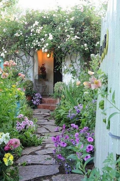 English garden| http://beautifulgardendecorstessie.blogspot.com
