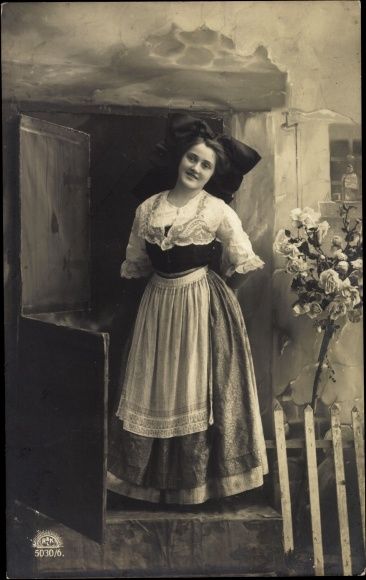 Postcard Frau in Elsasser Tracht am Hauseingang, Holztür | akpool.co.uk -c.1912